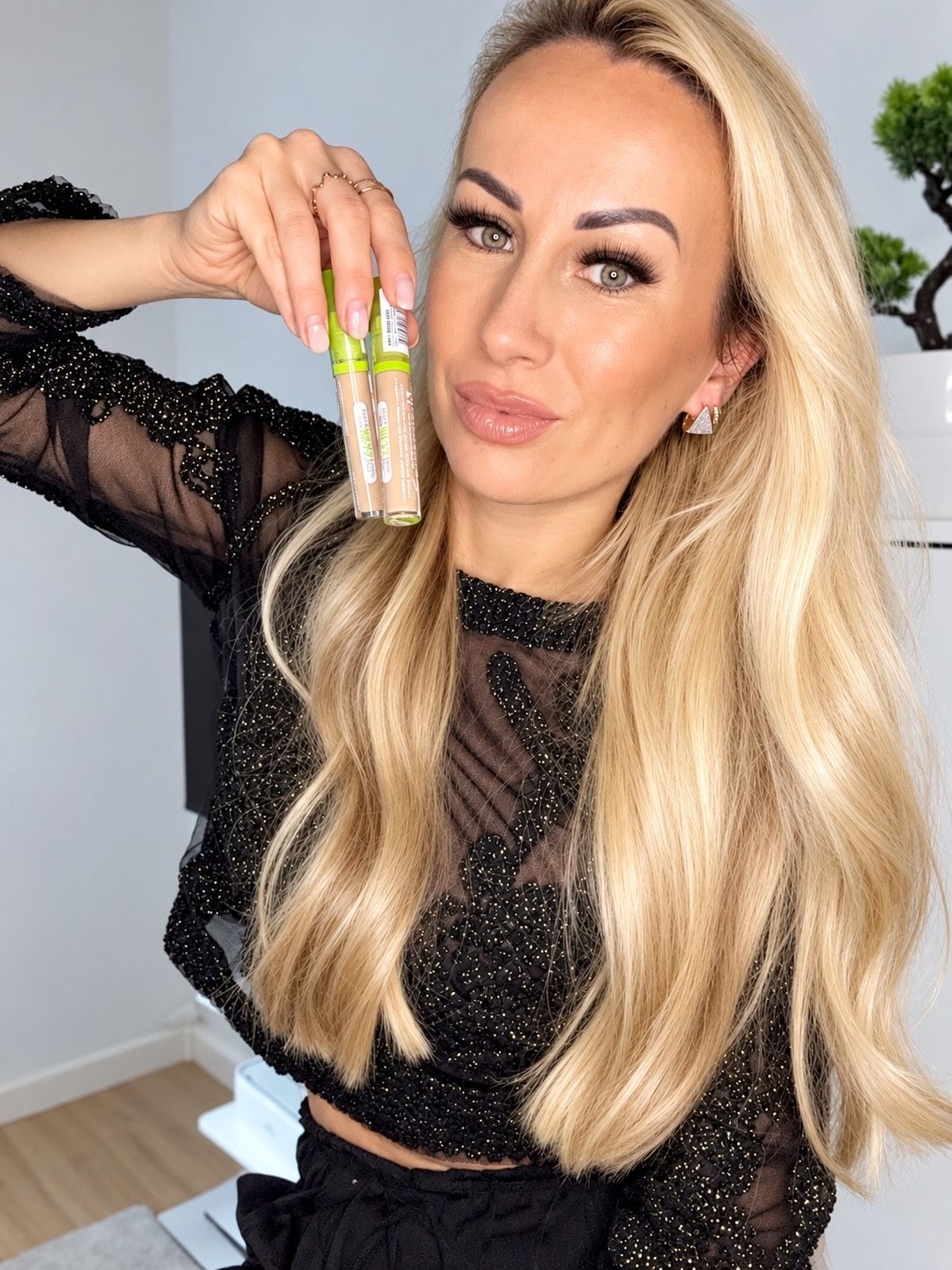 Emina mit NYX Professional Makeup Wonder Snatch Concealer