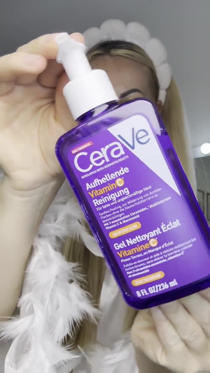 Emina zeigt CeraVe Aufhellende Reinigung mit Vitamin C im Video